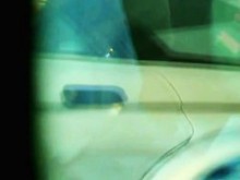 Una película la entrepierna de una niña que se sube a su auto