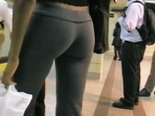 El culo perfecto enfatizado por un pantalón de yoga ajustado en video público