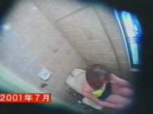 en el baño frotando coño peludo