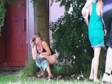 MILF en gafas de sol orientando en público en la cámara