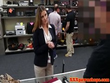 La esposa de empeñrada de Bigtited golpeó por dinero