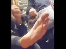 Pies sincero Spare, colgando, sumergirse, shoeshop intenta zapatos descalzo