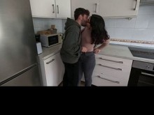 Mi compañera de piso en la cocina