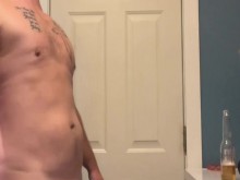 Mamá y papá se escabullen para que se aceleren en la lavandería