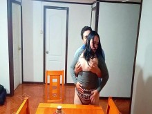 Madrastra atrapada por sorpresa mientras follaba en la mesa del comedor