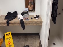 Atrapado en la ducha pública masturbándose y chupó polla