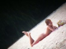 Cuerpo caliente nena acostada en la playa sorprendida por un