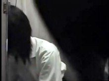 Cutie asiática con tetas desnudas que se enfrentan al vestuario