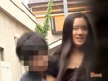 Asian tiene su vello púbico sacado durante la falda Sharking.