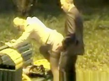 Pareja atrapada follando en el parque