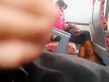 Guy acaricia su polla en tren