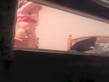 Chica universitaria filmada a través de la ventana