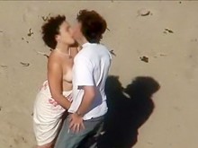 Espiar como besos los llevó a follar