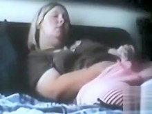 Chica gorda frota su clítoris furiosamente