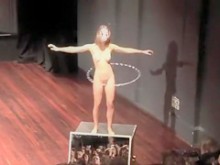 Arte de performance de hula hula desnuda con una nena checa