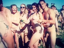 Enorme fiesta nudista con cientos en el agua