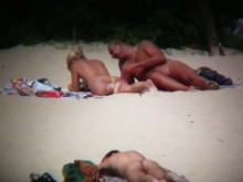 Pareja caliente atrapada en un video de playa desnuda