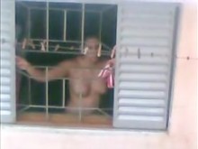 La hija de mi vecino atrapa el atrapado