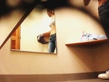 Gal descubre tetas pequeñas que se intentan en el sujetador en la sala de cambios