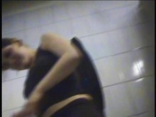 Chica en el vestuario de piscina pública castor muy peludo