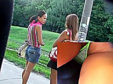 Cuties de adolescentes de edad legal en faldas cortas (18+)