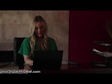 Hot Stepmom Bunny Madison atrapado en trampa y follada por la gran polla de su hijastro en su coño húmedo