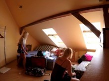 Fiesta de trío de mamada de Dick Big Dick con faldas y medias de uniformes escolares en tacones altos en el backstage