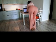 Mamá, mamá atrapó a su hijastro con una erección mientras estaba trabajando