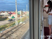 Sexo público en el baño del tren mientras otras personas esperan en la fila