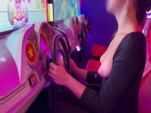 Sin sujetador, sin bragas en la sala de juegos