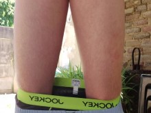 Masturbando afuera tratando de ser atrapado por el vecino