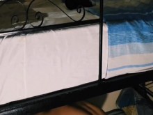 El estudiante comenzó a masturbarse y fue follado en un albergue