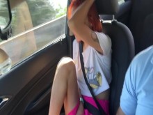 Rich Redhead me permite usar el control de su vibrador.