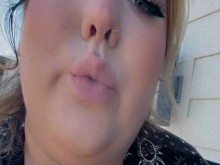 Fumar después de un largo día de embalaje.