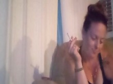 MILF Fumar cigarrillos jugando videojuegos en mini vestido parte 3