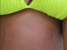 Jugando con mis grandes tetas