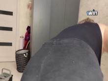 Mientras la madrastra estaba limpiando los pisos, el hijastro admiraba su jugoso cuerpo