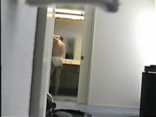 escenas con chica en topless en la habitación del hotel
