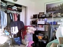 chica solitaria está desnuda en la habitación después de la ducha