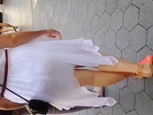 Rubia con vestido blanco transparente