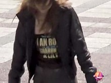 Desnudez pública con hermosa morena perdiendo su ropa durante una acción de tiburón