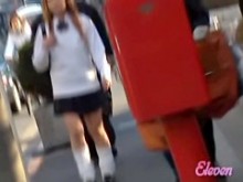 El pequeño oriental de pelo castaño queda expuesto públicamente durante una acción de tiburón