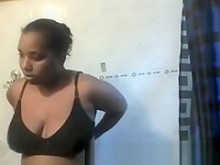 Grandes tetas ebony chick sin ducha