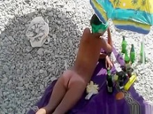 Pequeñas tetas mujer nudista con coño afeitado