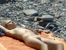 Pareja pasa el rato en la playa