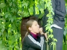 Chica mamada en lugar publico