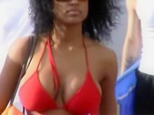 Tetona ebony grandes tetas rebotando