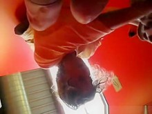 Cambiarse de ropa en la cabina de la piscina.