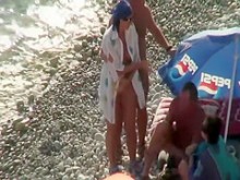 Lamiendo coño en la playa