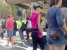 Chica guapa con grandes tetas adorables